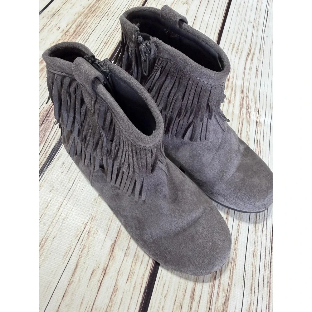 SO Kids Grey Faux Suede Fringe Ankle Boots Side Zip Size 2‎ Med PIATAGREY
